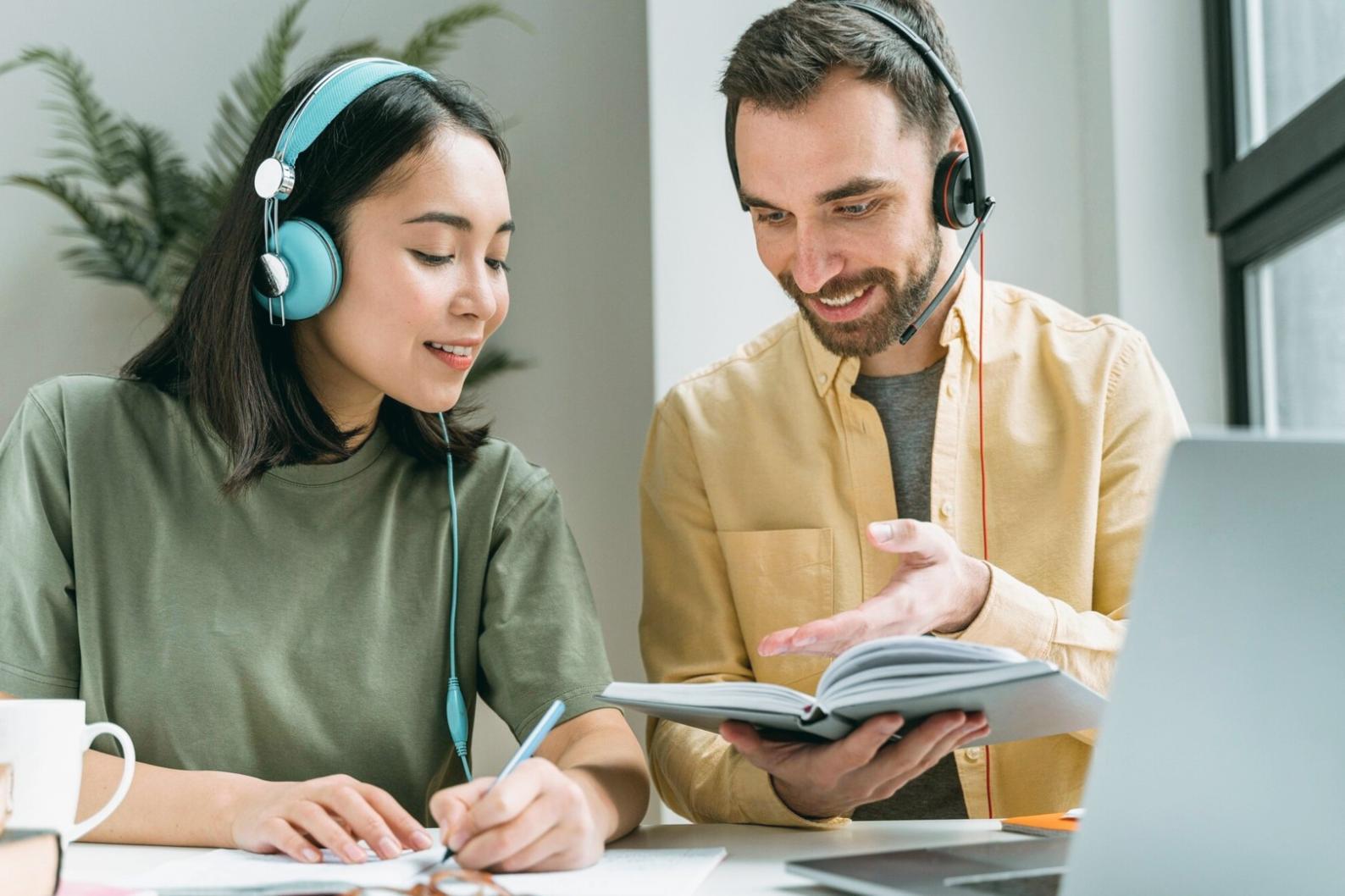 Suasana belajar investasi dengan pendekatan realistis